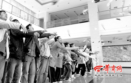 西安40名大学生玩扔纸飞机找回童年的自己(图